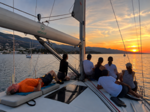 Gemeinsam den Tag ausklingen lassen Segelcoaching und Entspannung an Bord