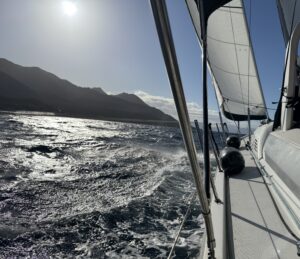 Segelboot mit geöffneten Segeln auf dem Meer