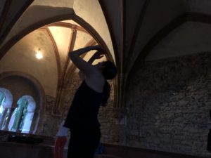 Meine Teilnehmerin bei einer Bewegungsmeditation im Kloster Eberbach. Ihre Arme gehen nach oben und sie schaut hinein. Wie in einen Spiegel. Es ist ein starkes Bild gepackt mit Emotionen.